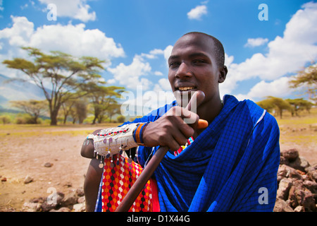 Maasai junger Erwachsener Mann Porträt in traditioneller Kleidung Stockfoto