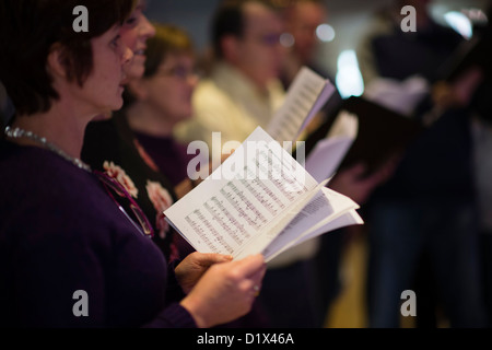 Ein kleiner Laienchor singt Weihnachtslieder in Walisisch, Aberystwyth, Wales, UK Stockfoto