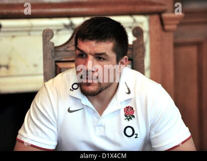 10.02.11. Hendrie Fourie von England im Gespräch mit den Medien. England Sitzung Rugby-Training im Pennyhill Park Hotel am 10. Februar 2011 in Bagshot, Surrey, England. Stockfoto