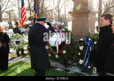 Kol. Kevin Rogers, Wartung Kommandeurkreuz der New York Air National Guard 107. Airlift Wing, platziert den Kranz im Namen von Präsident Barack Obama am Forest Lawn Cemetery in Buffalo, zu Ehren des ehemaligen US-Präsidenten Millard Fillmore NY am 7. Januar 2013 (Air National Guard Foto/Senior Master Sgt Ray Lloyd) Stockfoto