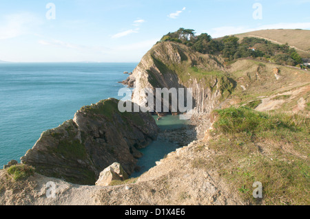 Treppe Loch, Lulworth Cove, Dorset, England, Vereinigtes Königreich. November. Zeigt Gesteinsschichten. Stockfoto