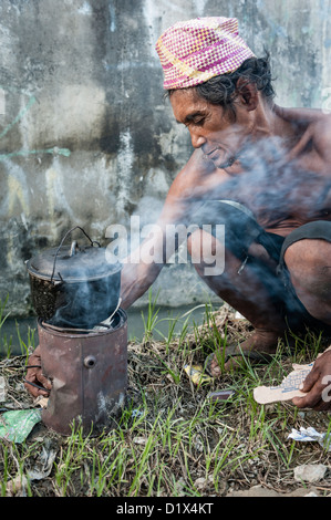 Obdachloser in den Straßen von Cebu, Visayas, Philippinen, Süd-Ost Asien kochen. Stockfoto