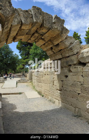 Die gewölbten Eingang in das alte Stadion von Olympia; Ilia, Peloponnes. Griechenland. Stockfoto