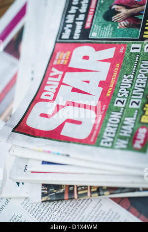 Die Titelseiten und Mastertitel UK britisches Englisch tägliche Boulevardzeitung rot top-nationale Zeitung The Star Stockfoto