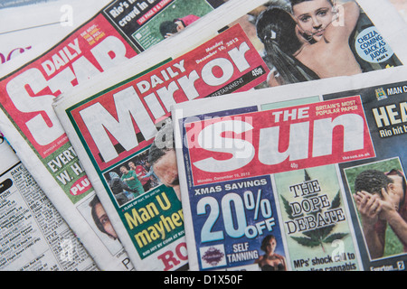 Die Titelseiten und Mastertitel des Königreichs "Red Top" Tabloid Boulevardpresse nationalen Tageszeitungen Sun Star Spiegel britisches Englisch Stockfoto