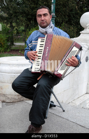 Ein Straßenmusiker spielen eine Akkordeon Hohner Verdi II im Stadtpark, Wien, Österreich. Stockfoto