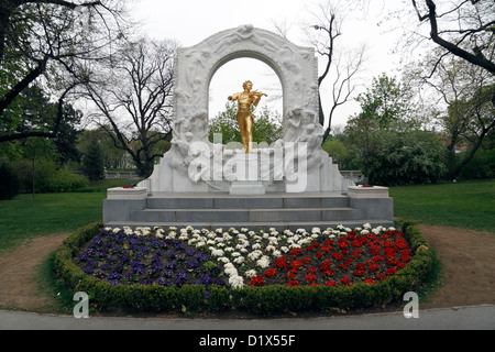 Johann Strauss II-Denkmal, ein vergoldeter Bronze & Marmor-Relief-Design von Edmund Hellmer, Stadtpark, Wien, Österreich. Stockfoto