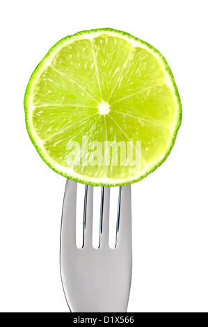 frisches Obst Limettenscheibe auf einer Gabel auf weißen Hintergrund isoliert Stockfoto