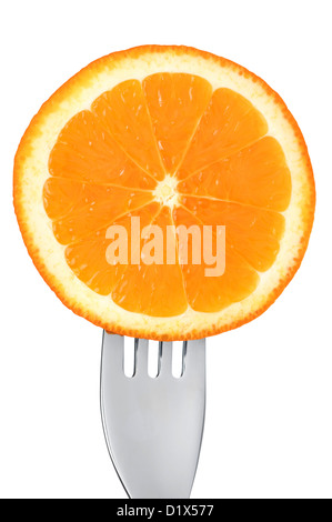 frischen Orangenscheibe auf einer Gabel auf weißen Hintergrund isoliert Stockfoto