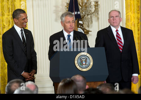US-Präsident Barack Obama lacht, als Senator Chuck Hagel (Mitte) als neuer Verteidigungsminister angekündigt wird, wie der neue Direktor der CIA John Brennan (rechts) im East Room des weißen Hauses aussieht 7. Januar 2013 in Washington, D.C. auf. Stockfoto