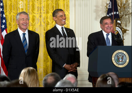 US-Präsident Barack Obama lacht und Senator Chuck Hagel (links) Lachen als Verteidigungsminister Leon Panetta spricht bei der Ankündigung von Hagel, Panetta im East Room des weißen Hauses 7. Januar 2013 in Washington, DC zu ersetzen. Stockfoto