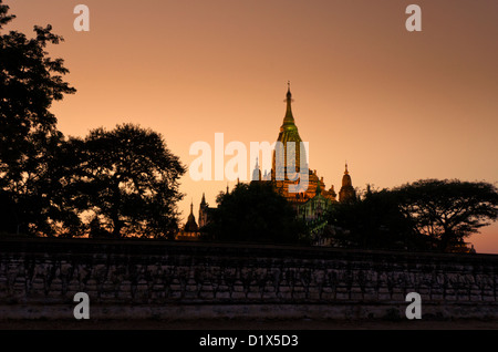 Ananda Pahto Stupa beleuchtet in der Abenddämmerung, Bagan, Myanmar Stockfoto