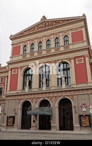 Wiener Musikverein, die Heimat der Wiener Philharmoniker in der Nacht, Wien (Wien), Österreich. Stockfoto