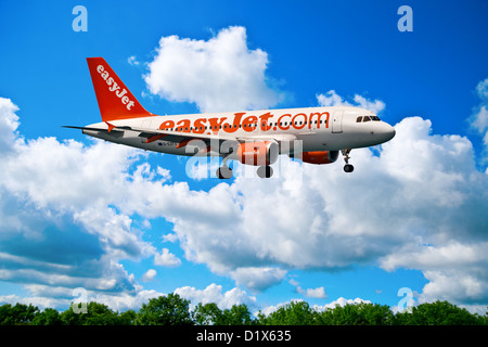 easyJet.com (easy Jet) Flugzeug Landung oder ausziehen auf einem sonnigen Hintergrund, Nahaufnahme Stockfoto