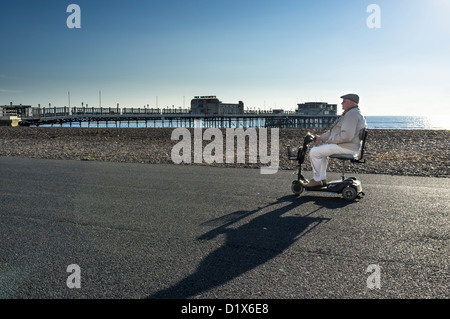 Ein Mann fährt Worthing Promenade entlang auf einem Elektromobil am 18.12.2012 in Seafront, Worthing. Bild von Julie Edwards Stockfoto