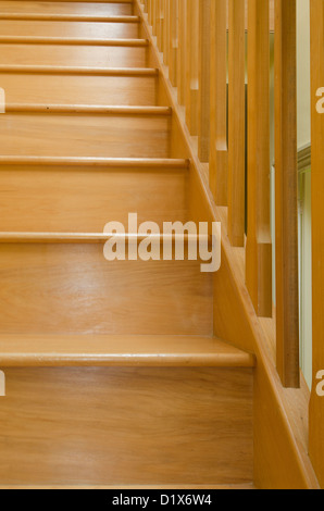 Holzarbeiten aus Holz handgemacht Kiefer-Treppe-Treppe im Inneren Stockfoto