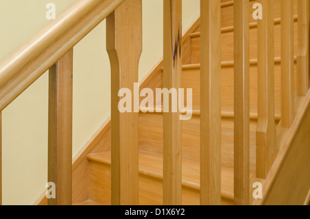 Holzarbeiten aus Holz handgemacht Kiefer-Treppe-Treppe im Inneren Schritte Riser und Lauffläche durch Geländer geschützt Stockfoto