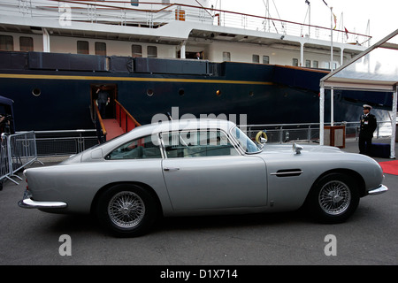 Das Original James Bond Aston Martin DB5 (sportliche Schweizer Nummer Platten) neben der Royal Yacht Britannia geparkt Stockfoto