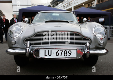 Das Original James Bond Aston Martin DB5 (sportliche Schweizer Nummer Platten) neben der Royal Yacht Britannia geparkt Stockfoto