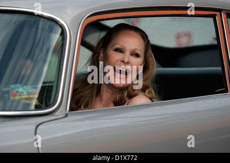 Ursula Andress in der ursprünglichen James Bond Aston Martin DB5 Stockfoto