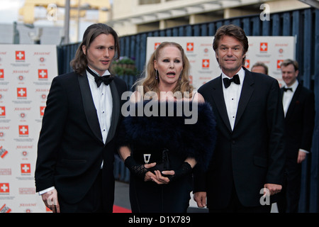 Ursula Andress mit Harry Hamlin und ihrem Sohn, Schauspieler Dimitri Hamlin besuchen Sie eine Veranstaltung zu ihrem 70. Geburtstag zu feiern. Stockfoto