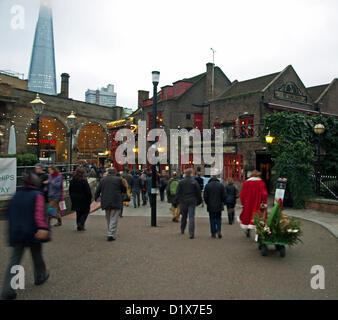 Massen geführt, das historische George Inn in Borough High Street im Rahmen der Feierlichkeiten während des Twelfth Night Festivals am 6. Januar 2012 zeigt die Shard London Bridge im Hintergrund, Bankside Riverwalk, London, England, UK. Die Twelfth Night ist eine kostenlose jährliche saisonale Feier im ufernahen Bereich von London gehalten. Es ist eine Feier des neuen Jahres, saisonale Brauchtum mit zeitgenössischen Festlichkeit zu mischen. Stockfoto