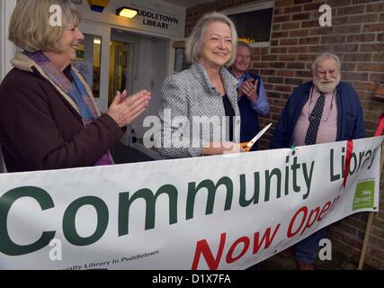 Kriegsberichterstatter Kate Adie als She wiedereröffnet Puddletown Bibliothek in Dorset, Großbritannien. Ehrenamtliche übernehmen die kleinen Dorf-Bibliothek nach der Finanzierung der Grafschaftsrat abgeschnitten. 7. Januar 2013 Bild von: DORSET MEDIENDIENST Stockfoto