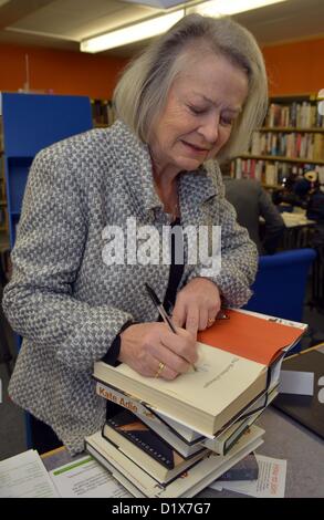 Kate Adie, ehemaliger Kriegsberichterstatter Kate Adie signiert ihre Bücher, UK Stockfoto