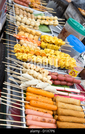 Traditionelle thailändische Speisen auf dem grill Stockfoto