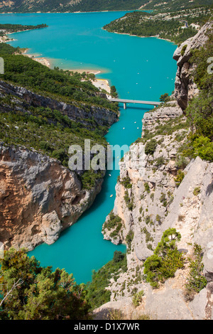 Felsklippen und türkisfarbenem Wasser des Gorges du Verdon und See St Croix, Provence Frankreich Stockfoto