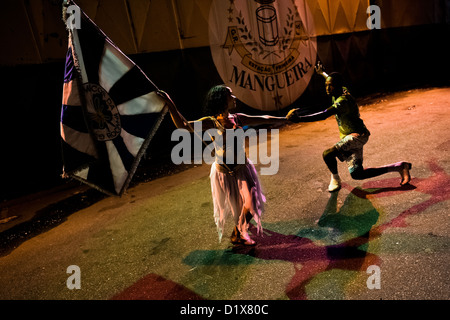 Rocinha Samba Schule Tänzer üben ihren Karneval Tanz Akt vor der Schule Workshop in Rio De Janeiro, Brasilien. Stockfoto