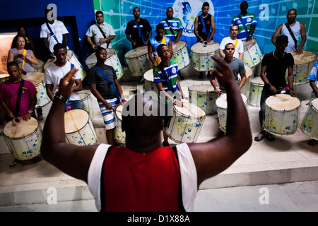 Rocinha samba Schule Trommler üben ihre Karneval Musik Song bei Quadra der Schule in Rocinha, Rio de Janeiro, Brasilien. Stockfoto