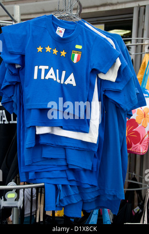 Ein Regal mit italienischen Fußballtrikots zum Verkauf In einer kleinen Stadt von Garda am Gardasee in Die Region Venetien im Norden Italiens Stockfoto