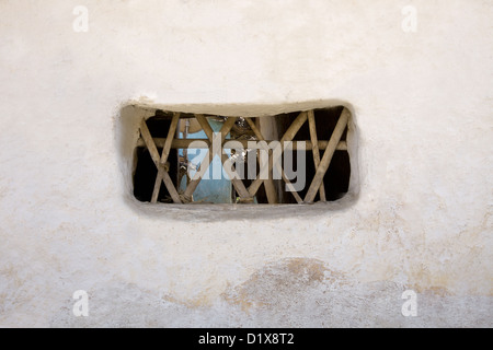 Fenster mit Holzgrill, Gond Stamm, Gadchiroli, Maharashtra, Indien. Stockfoto