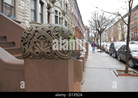 Detail der Ornamentik auf ein Brownstone-Stadthauses, Wohnstraße im Hintergrund, Harlem, New York City Stockfoto