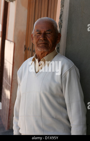 Ein älterer Hispanic Mann mit grauen Haaren stehen neben einem Gebäude in Atuntaqui, Ecuador Stockfoto