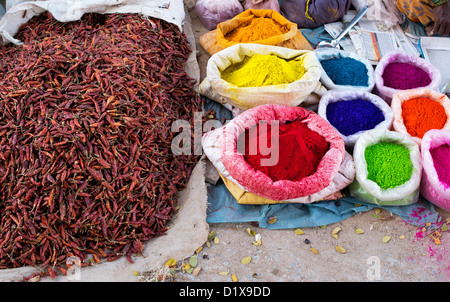 Getrocknete rote Chili und Farbpulver auf einem indischen Markt. Puttaparthi, Andhra Pradesh, Indien Stockfoto