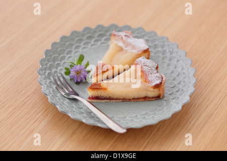 Zwei Scheiben Birnentarte auf einem Holztisch Stockfoto