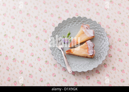 Zwei Scheiben Birnentarte auf einer Tischdecke Stockfoto