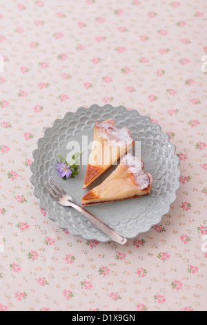 Zwei Scheiben Birnentarte auf einer Tischdecke Stockfoto