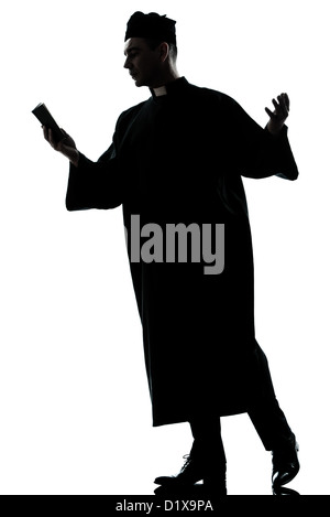 ein kaukasischer Mann Priester lesen Bibel Silhouette im Studio isoliert auf weißem Hintergrund Stockfoto