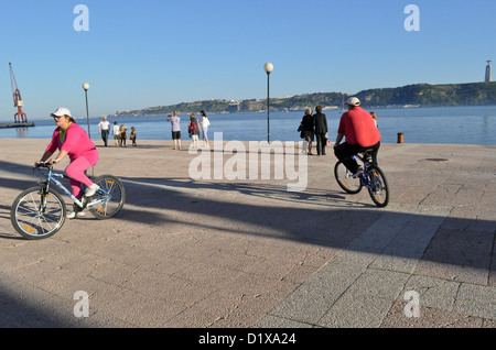 Paar Reiten Fahrrad in Alcantara, Lissabon, Portugal Stockfoto