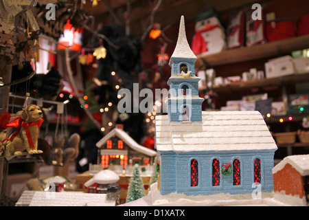 Ein Miniaturmodell einer Kirche und andere Artikel für den Verkauf in der Weihnachtszeit am Vermont Country Store in Weston Stockfoto