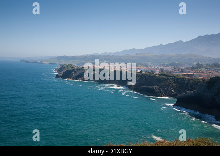 Felsigen Shorline die Stadt Llanes - Asturien, Spanien Stockfoto