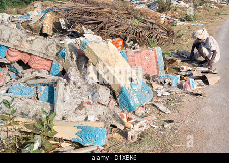 Inder durch weggeworfene Gips Formteile am Straßenrand in Indien gedumpt Kommissionierung. Andhra Pradesh, Indien Stockfoto