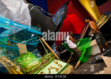 Mitglieder einer Samba-Schule arbeiten auf einem Karneval-Schwimmer in der Werkstatt in Rio De Janeiro, Brasilien. Stockfoto