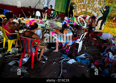 Mitglieder einer Samba-Schule arbeiten an Karnevalskostüme (Fantasien) in der Werkstatt in Rio De Janeiro, Brasilien. Stockfoto