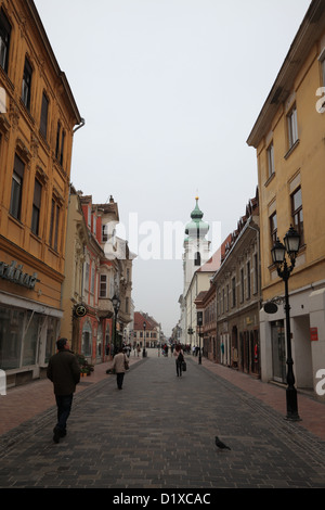 Alten und engen Gassen von Győr in Ungarn Stockfoto