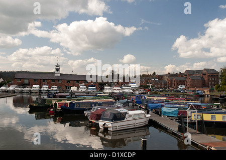 "Kleinen" festgemacht in einer Oase an Stourport am Severn, wo die Staffordshire & Worcestershire Canal den Fluss Severn trifft. Stockfoto