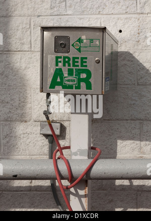 Reifen-Luftpumpe an Tankstelle - USA Stockfoto